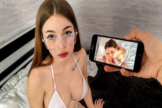 Фотограф с моделью демонстрирует ее сексуальное тело