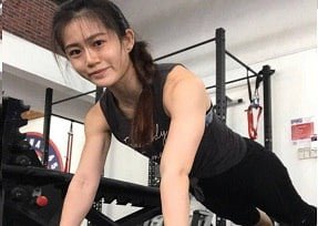Лиза черный розовый была чрезвычайно сильной и раскрыта