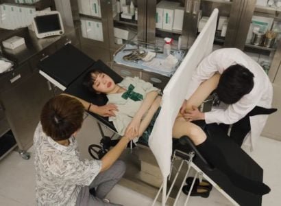 Горячий горячий источник имеет красивую девушку